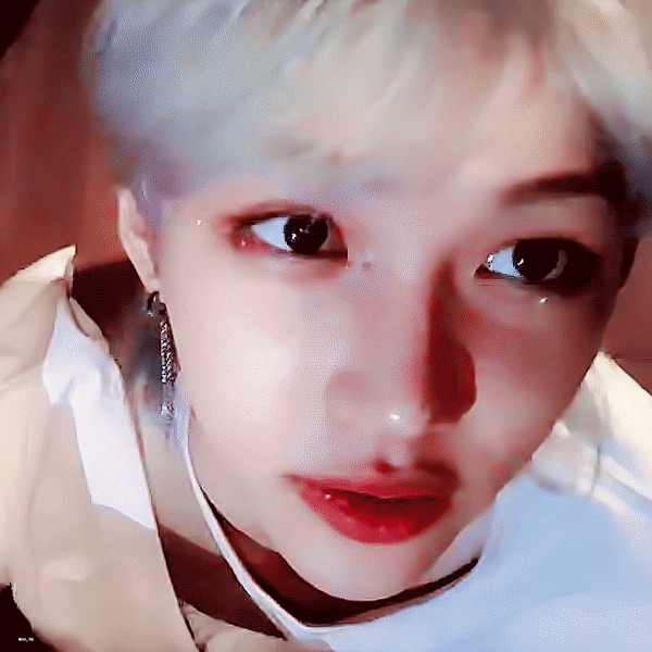 [잡담] 색감 보정에 힘 입어서 눈 더 커 보이는 용복이 | 인스티즈