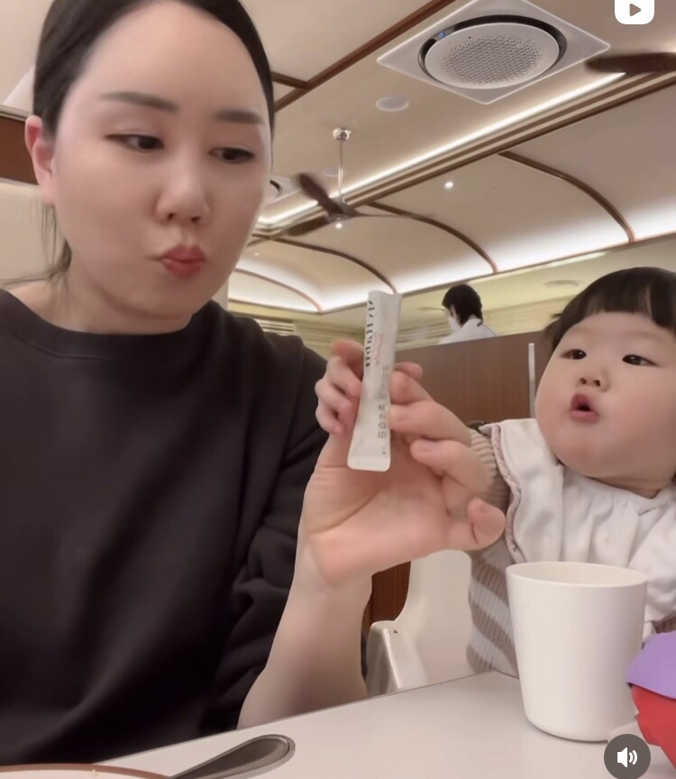 [잡담] 이 애기 미친듯이 귀엽다 ..에나스쿨 세쌍둥이 막내 아영이 | 인스티즈