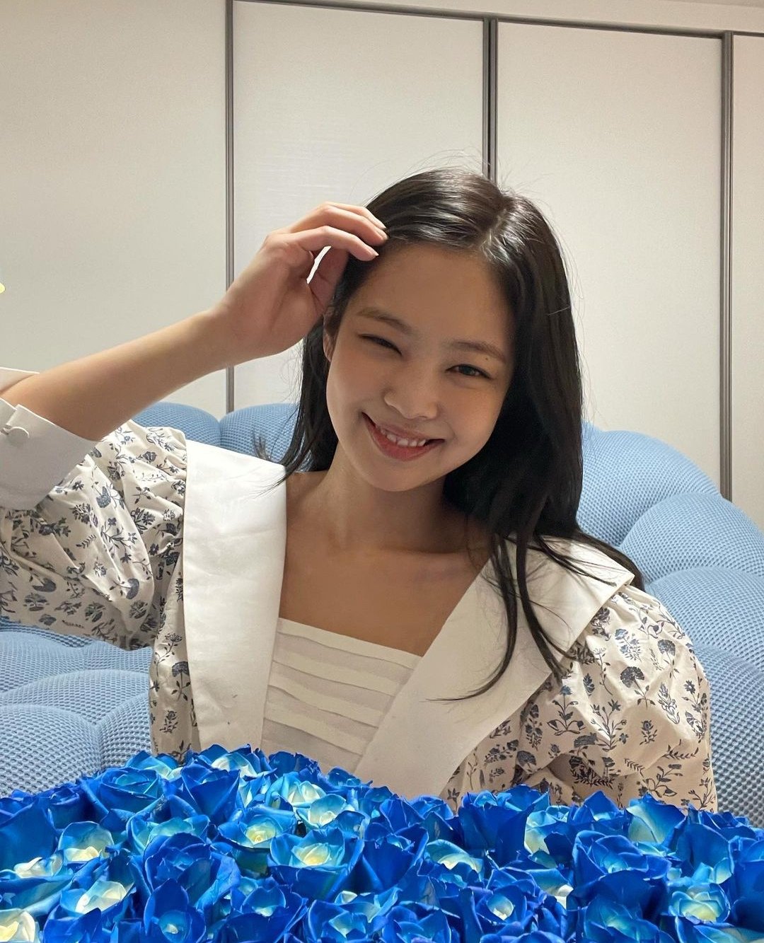 [잡담] 제니 인스타에 어머니가 준 파란장미 💙 | 인스티즈