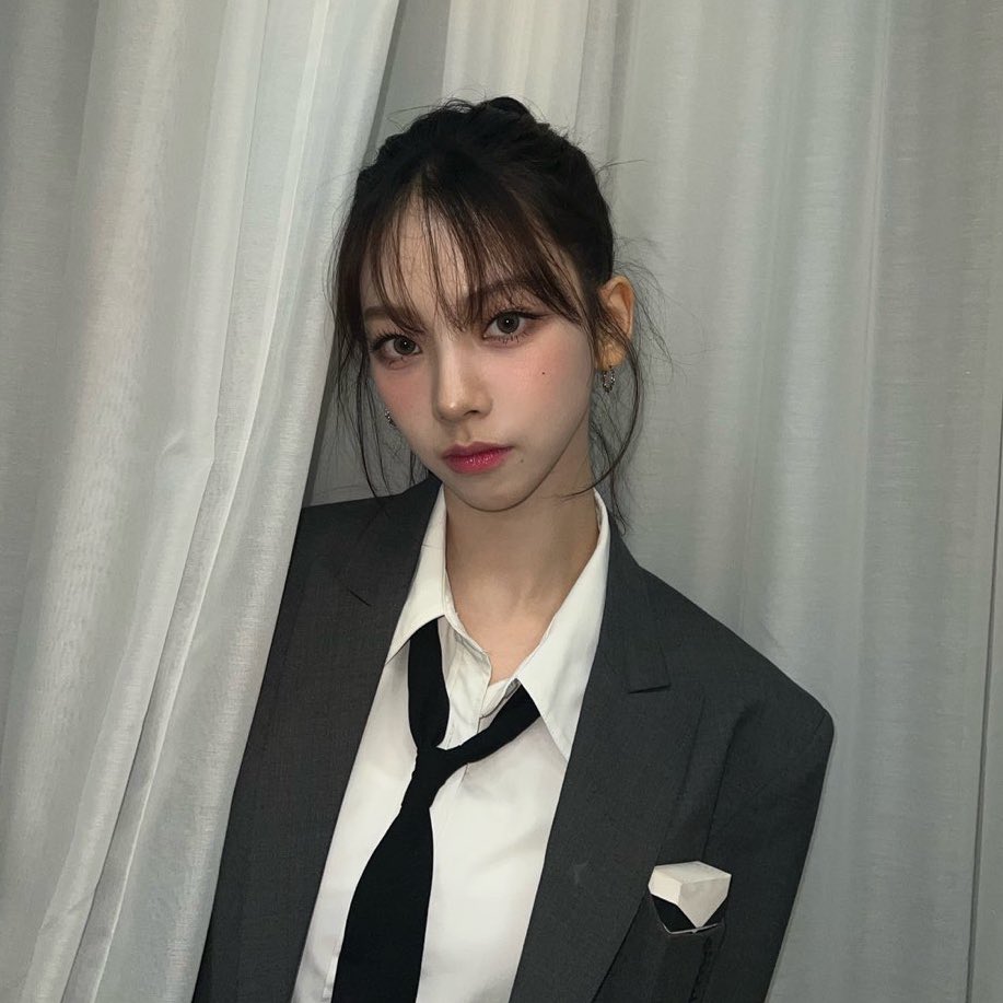 [잡담] 근데 카리나 옷 주머니에 있는거 뭐야?? | 인스티즈