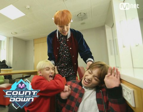 [잡담] 아니 방탄 사진 찾다가 이사진 개웃기네 | 인스티즈