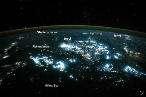 우주정거장에서 내려다본 한반도 야경 모습이라는데 | 인스티즈