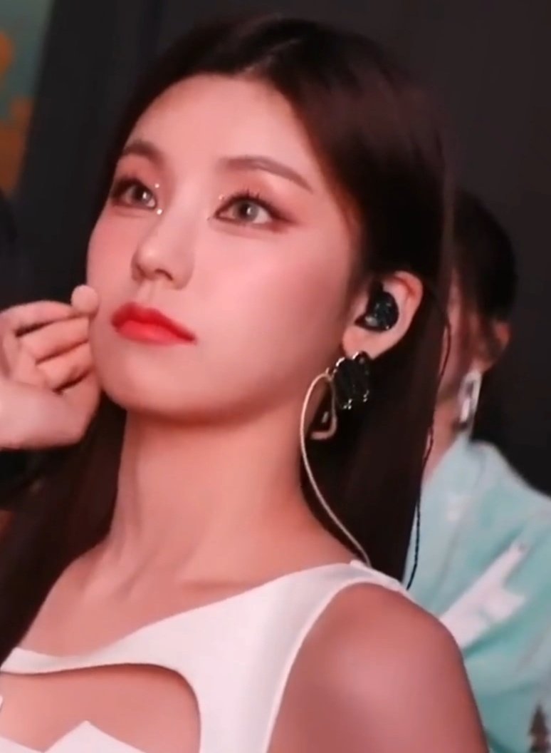 [잡담] 예지 이런 화장한거 처음봐 | 인스티즈