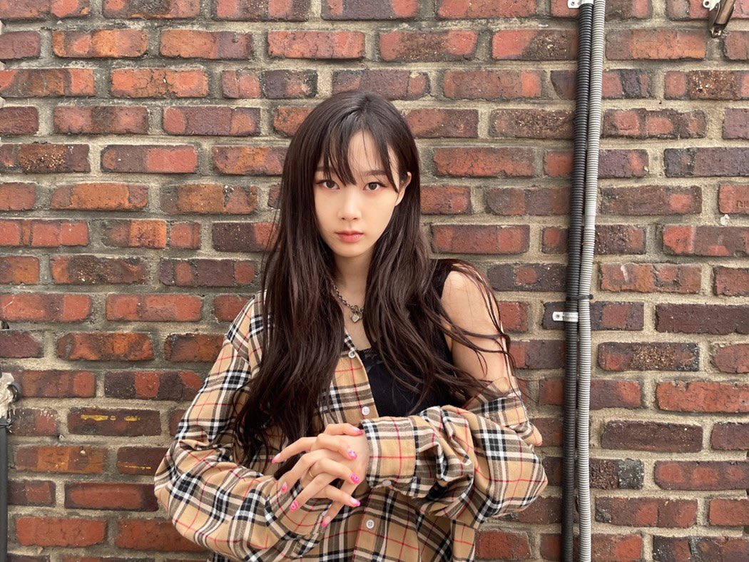 [잡담] 지젤 이 체크무늬 남방 어디껄까...? | 인스티즈