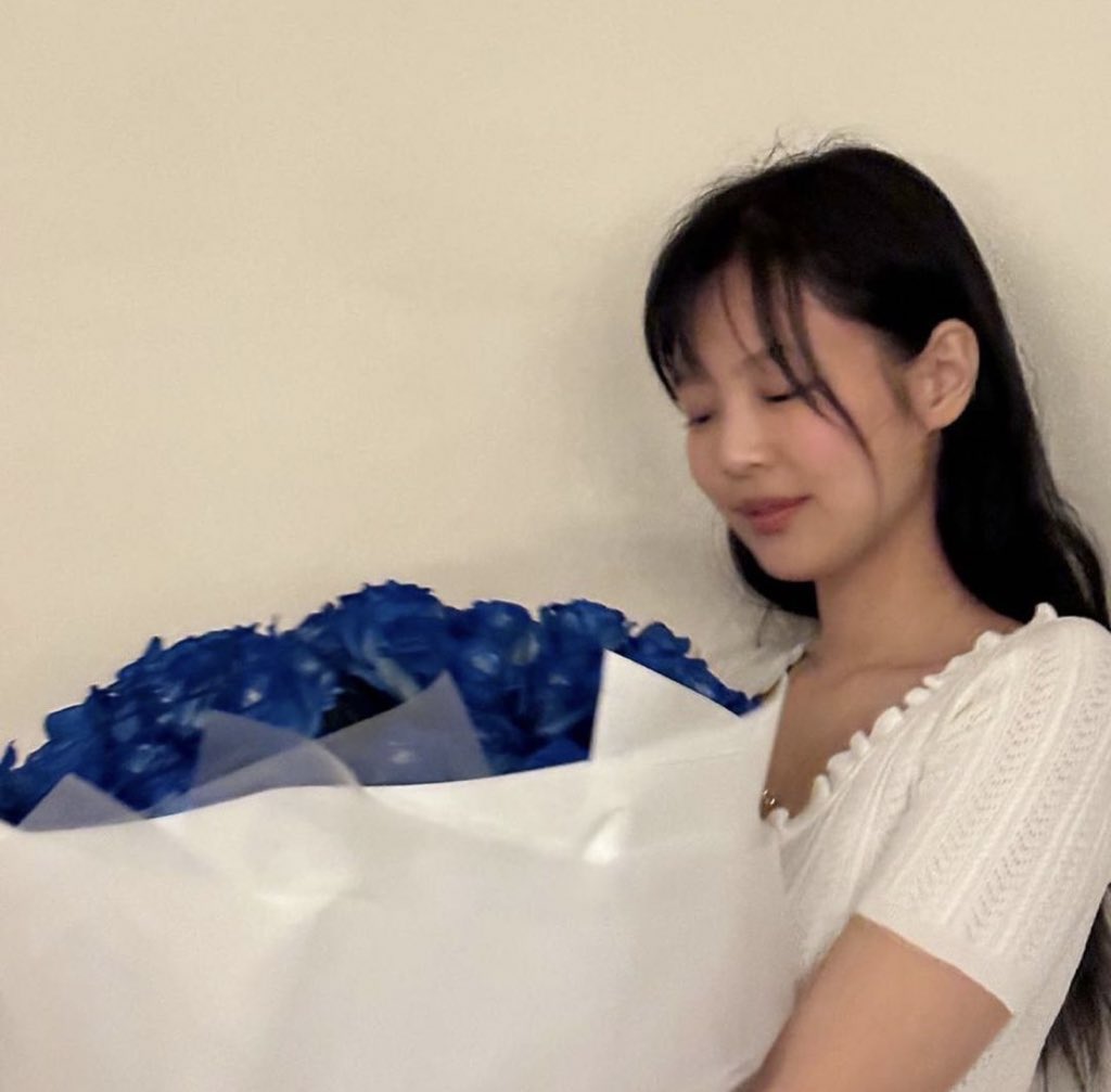 [잡담] 제니 인스타에 어머니가 준 파란장미 💙 | 인스티즈