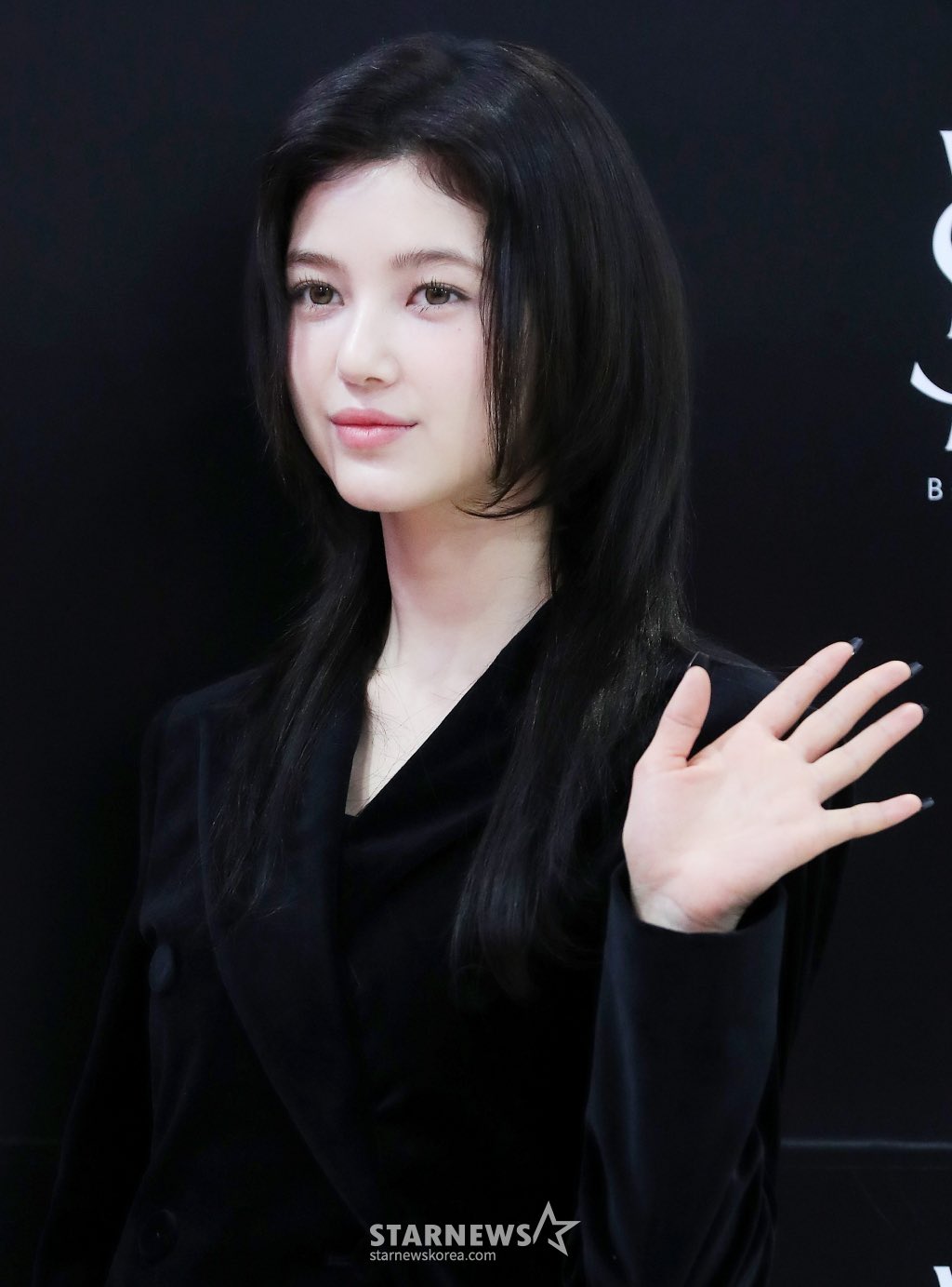 [잡담] 다니엘 입생로랑 행사 간거 사진 떴는데 흑발 쩔어 | 인스티즈