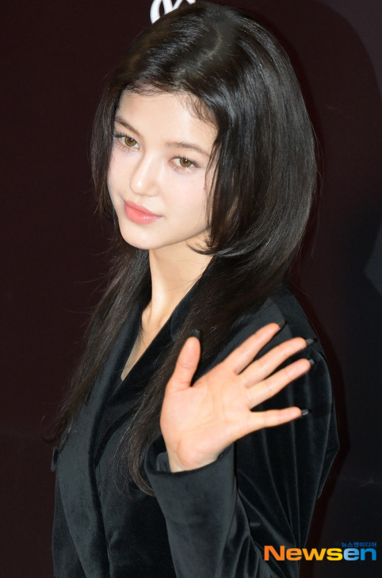 [잡담] 뉴진스 다니엘 X 입생로랑 뷰티 포토월 | 인스티즈