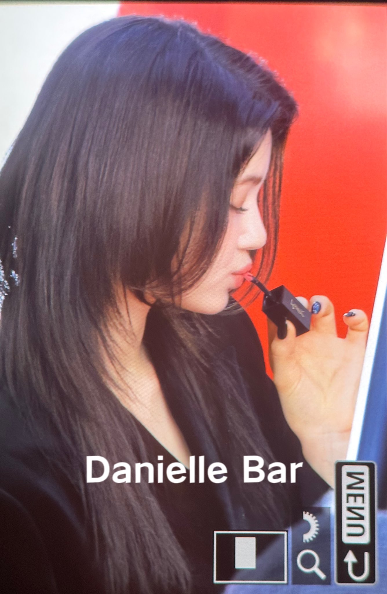 [잡담] 뉴진스 다니엘 X 입생로랑 뷰티 포토월 | 인스티즈