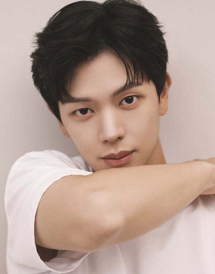 [잡담] 육성재 배우 프로필 사진 드디어 떴는데 비주얼 난리남 | 인스티즈