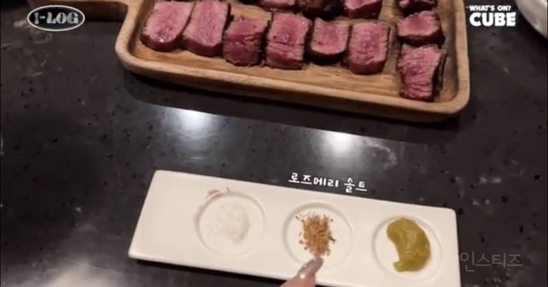 크리스마스에 부모님이랑 외식하고 혼자 케이크 먹는 (여자)아이들 민니 브이로그 | 인스티즈