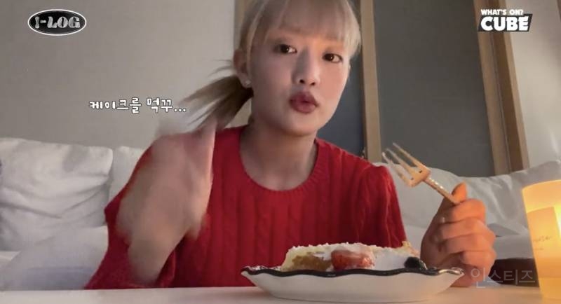 크리스마스에 부모님이랑 외식하고 혼자 케이크 먹는 (여자)아이들 민니 브이로그 | 인스티즈
