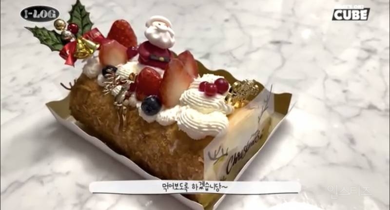 크리스마스에 부모님이랑 외식하고 혼자 케이크 먹는 (여자)아이들 민니 브이로그 | 인스티즈