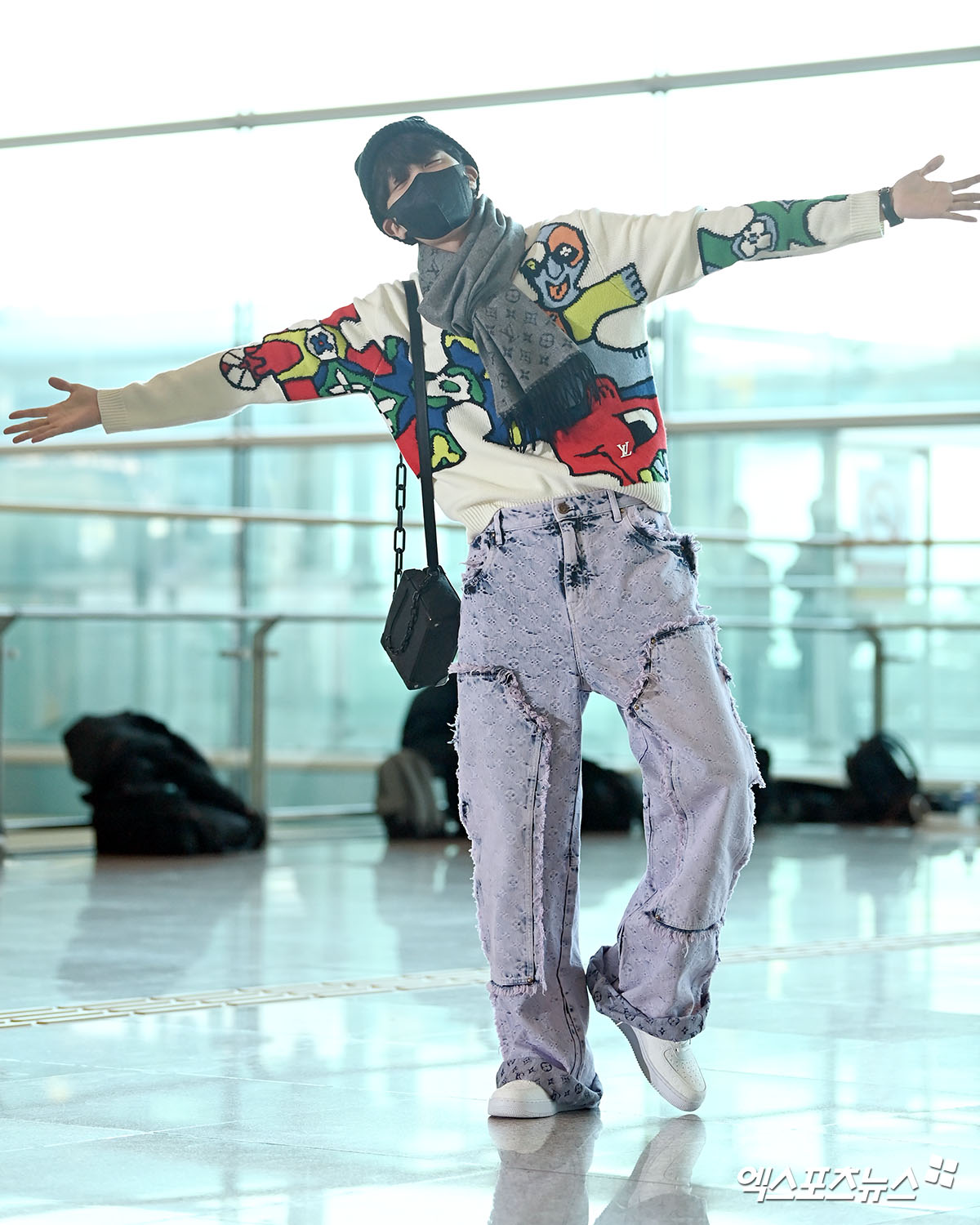 [잡담] 제이홉 출국 착장 알록달록하다 진짜 ㅋㅋㅋㅋㅋ | 인스티즈