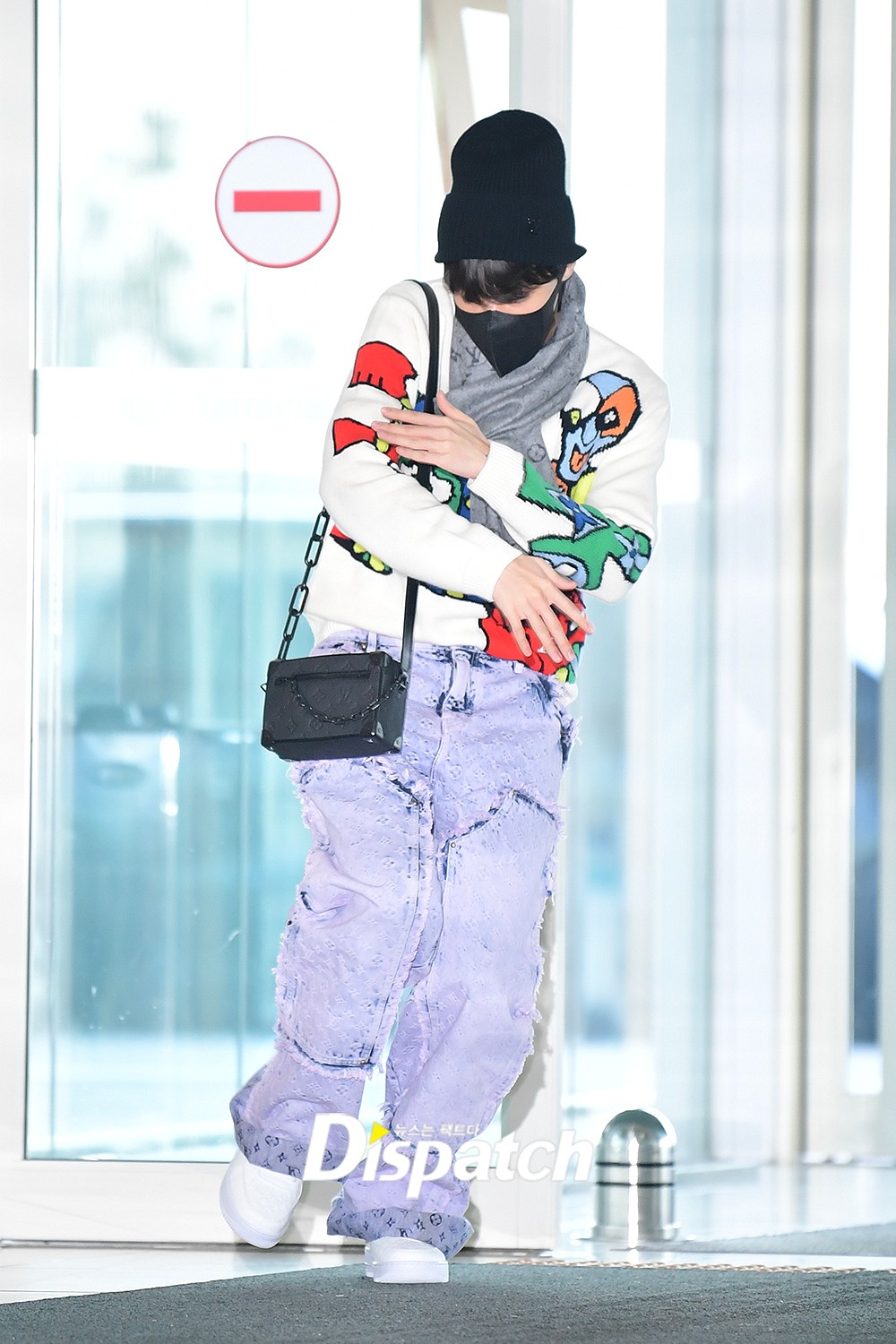 [잡담] 제이홉 출국 착장 알록달록하다 진짜 ㅋㅋㅋㅋㅋ | 인스티즈