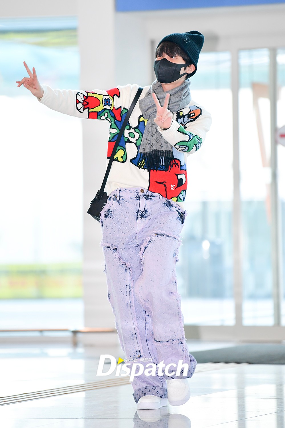 [잡담] 제이홉 출국 착장 알록달록하다 진짜 ㅋㅋㅋㅋㅋ | 인스티즈