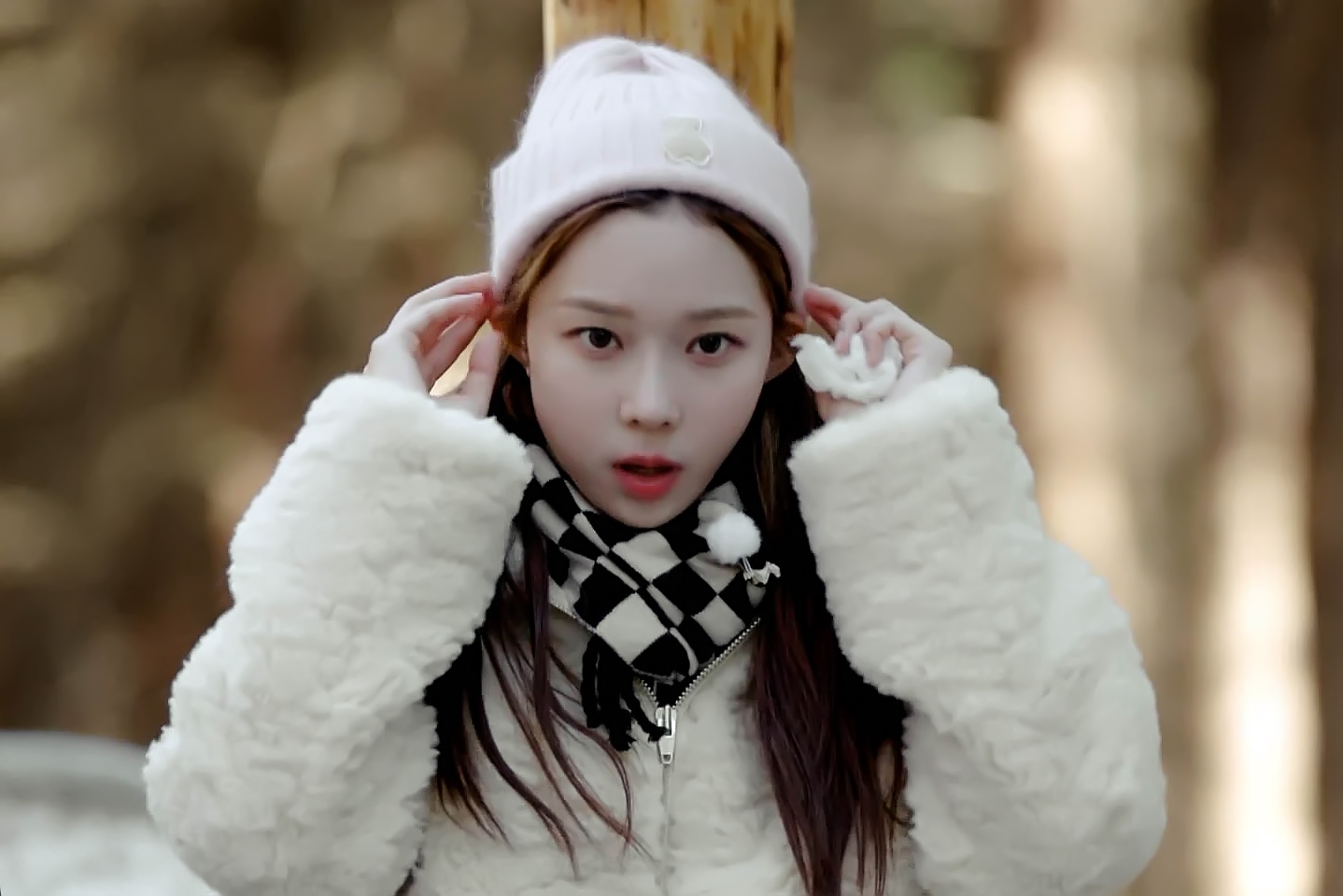 [잡담] 비니쓸때 귀 이렇게 까는거 너무 귀여웅 | 인스티즈