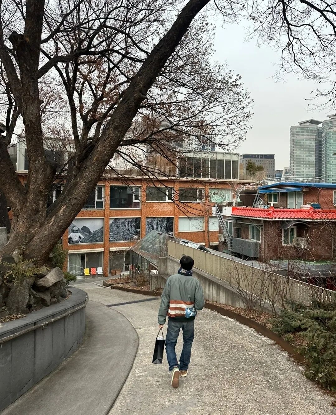 [잡담] 알엠 인스타에 자꾸 이런 갓반인 남친짤 같은 사진 넣는 거 너무 킹받아 | 인스티즈