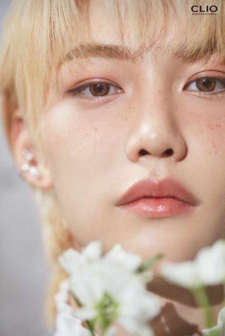 [잡담] 필릭스 잡지화보에 무조건 얼빡샷 있는거 | 인스티즈