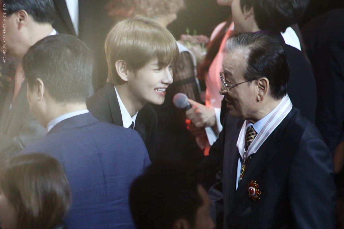 [잡담] 태형이 ㅇㅅㅈ 배우분이랑 같이 있는데 손주 같애 | 인스티즈