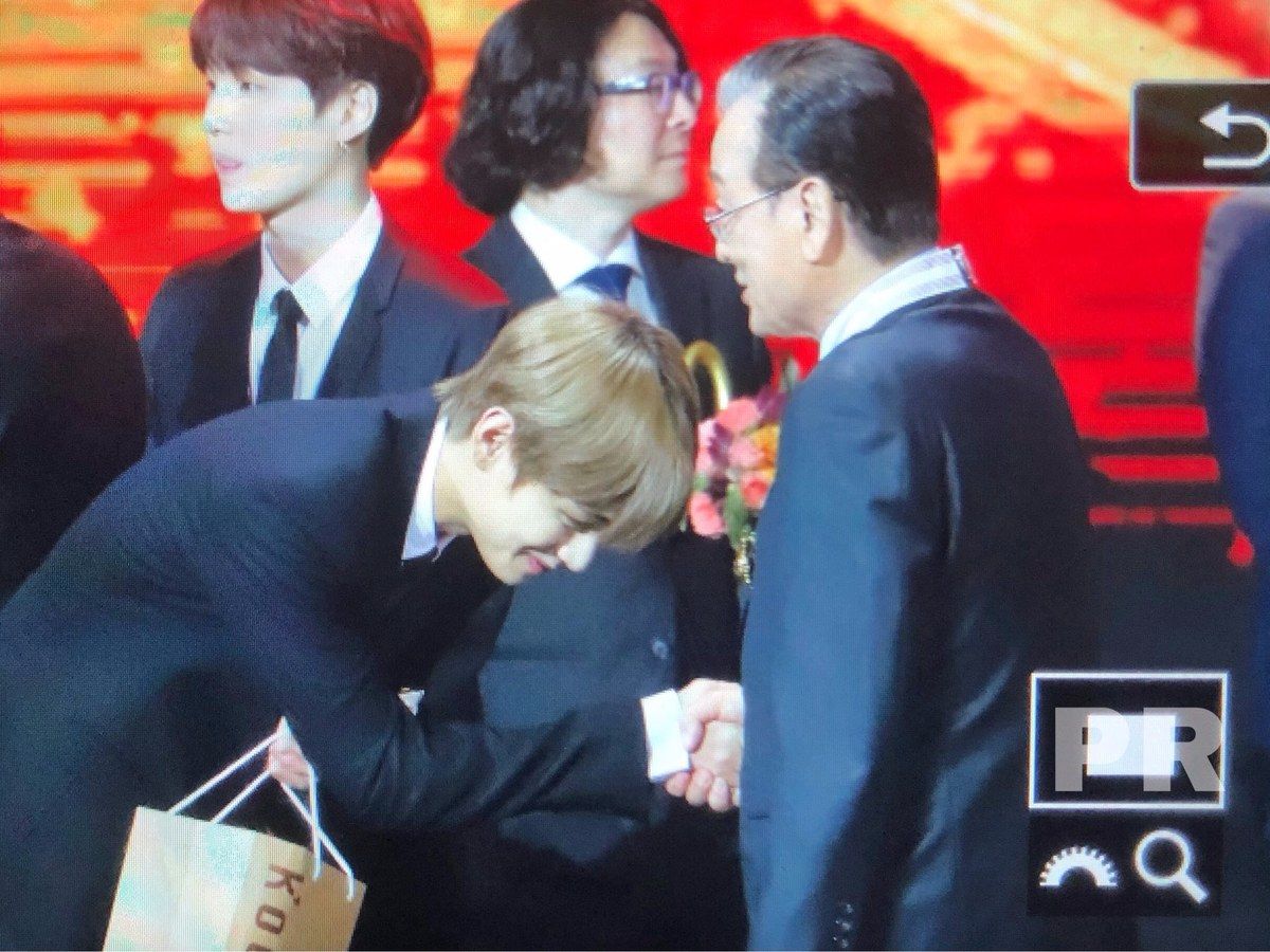 [잡담] 태형이 ㅇㅅㅈ 배우분이랑 같이 있는데 손주 같애 | 인스티즈