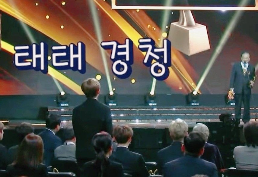 [잡담] 태형이 ㅇㅅㅈ 배우분이랑 같이 있는데 손주 같애 | 인스티즈