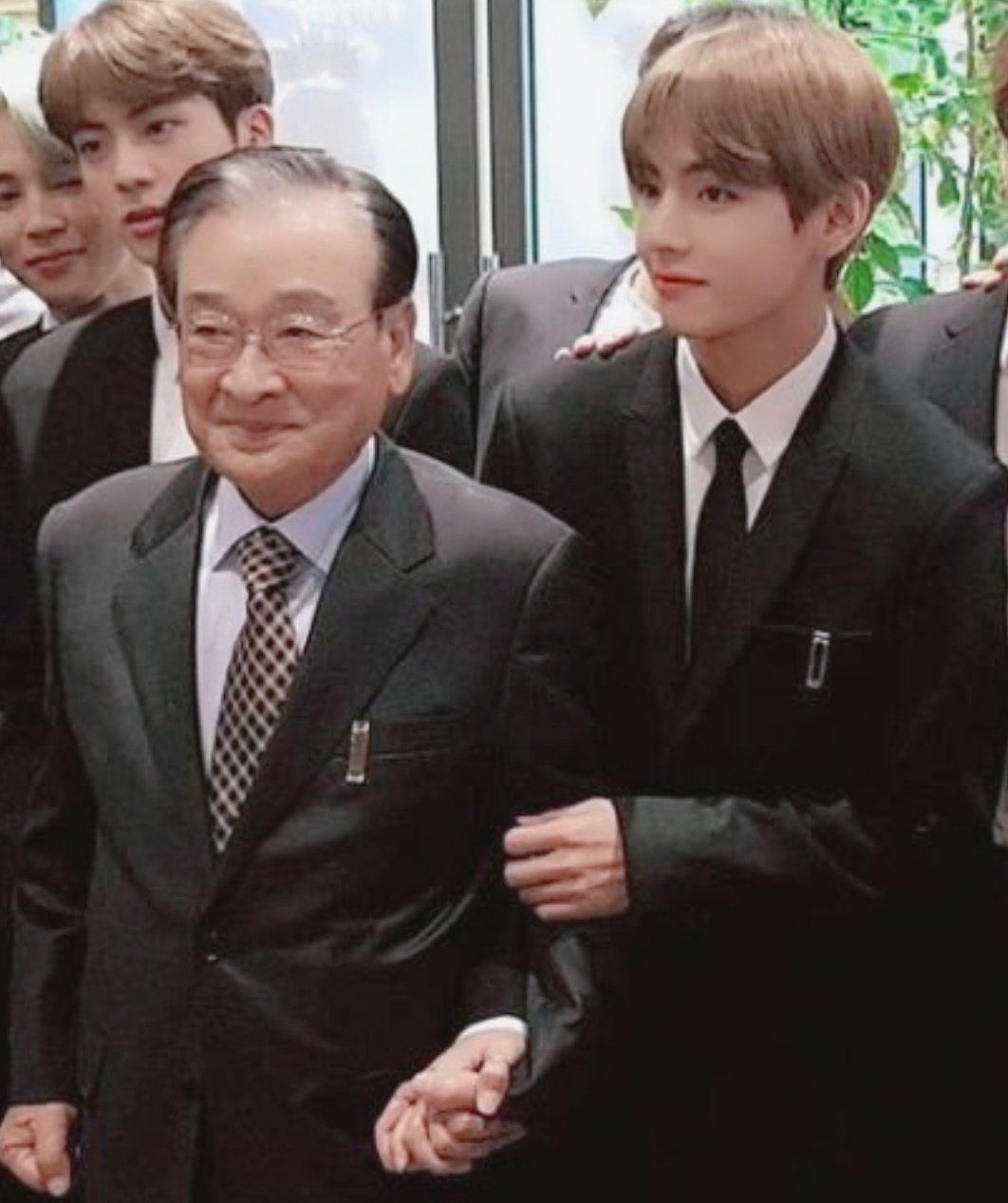 [잡담] 태형이 ㅇㅅㅈ 배우분이랑 같이 있는데 손주 같애 | 인스티즈