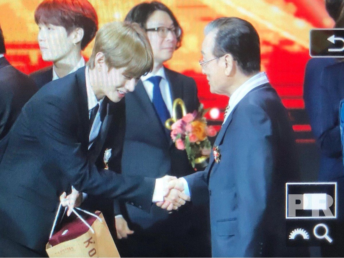 [잡담] 태형이 ㅇㅅㅈ 배우분이랑 같이 있는데 손주 같애 | 인스티즈