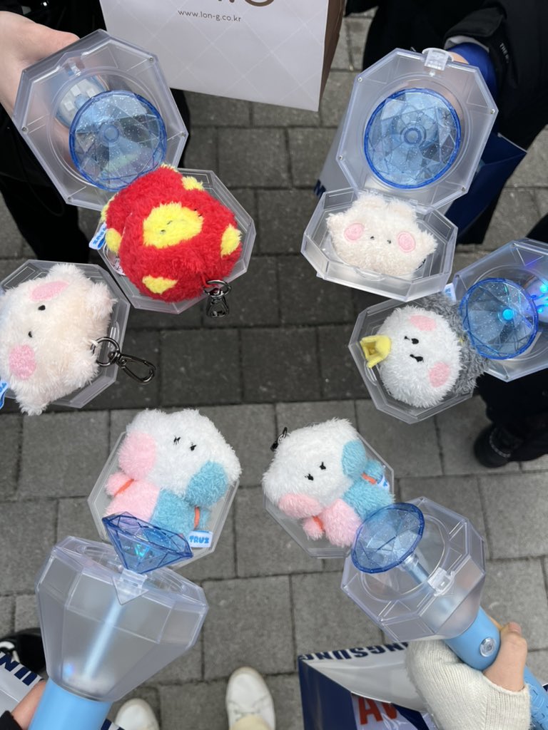 [잡담] 콘서트 티켓팅보다 공식 캐릭터 굿즈 티켓팅이 더 어렵다는 우리판 인형 자랑 | 인스티즈