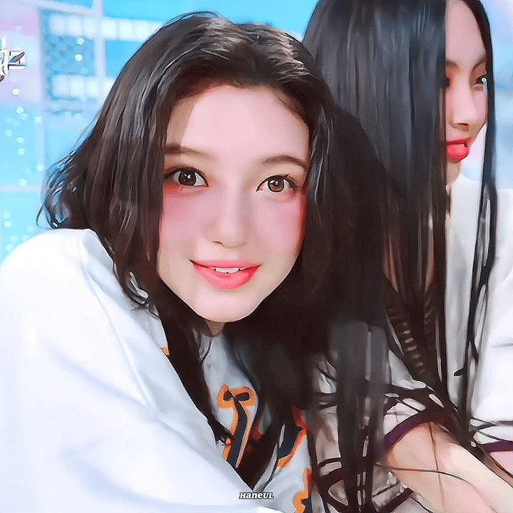 [잡담] 뉴진스 다니엘 오늘자 움짤인데 포카리솜사탕같당.. | 인스티즈