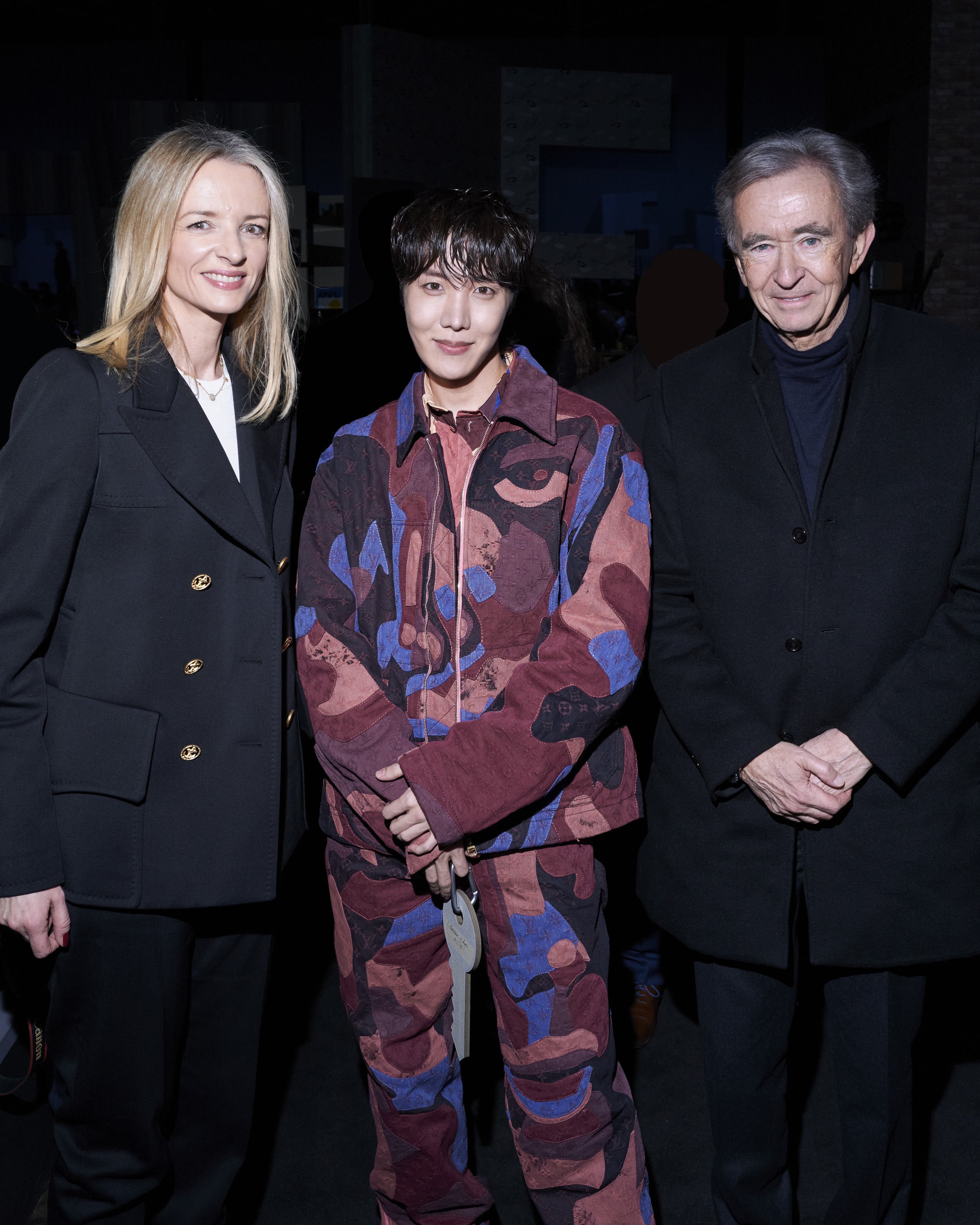 [잡담] 어쩐지 방탄 제이홉 어제 LVMH회장이랑 디올 CEO랑 있더라 | 인스티즈