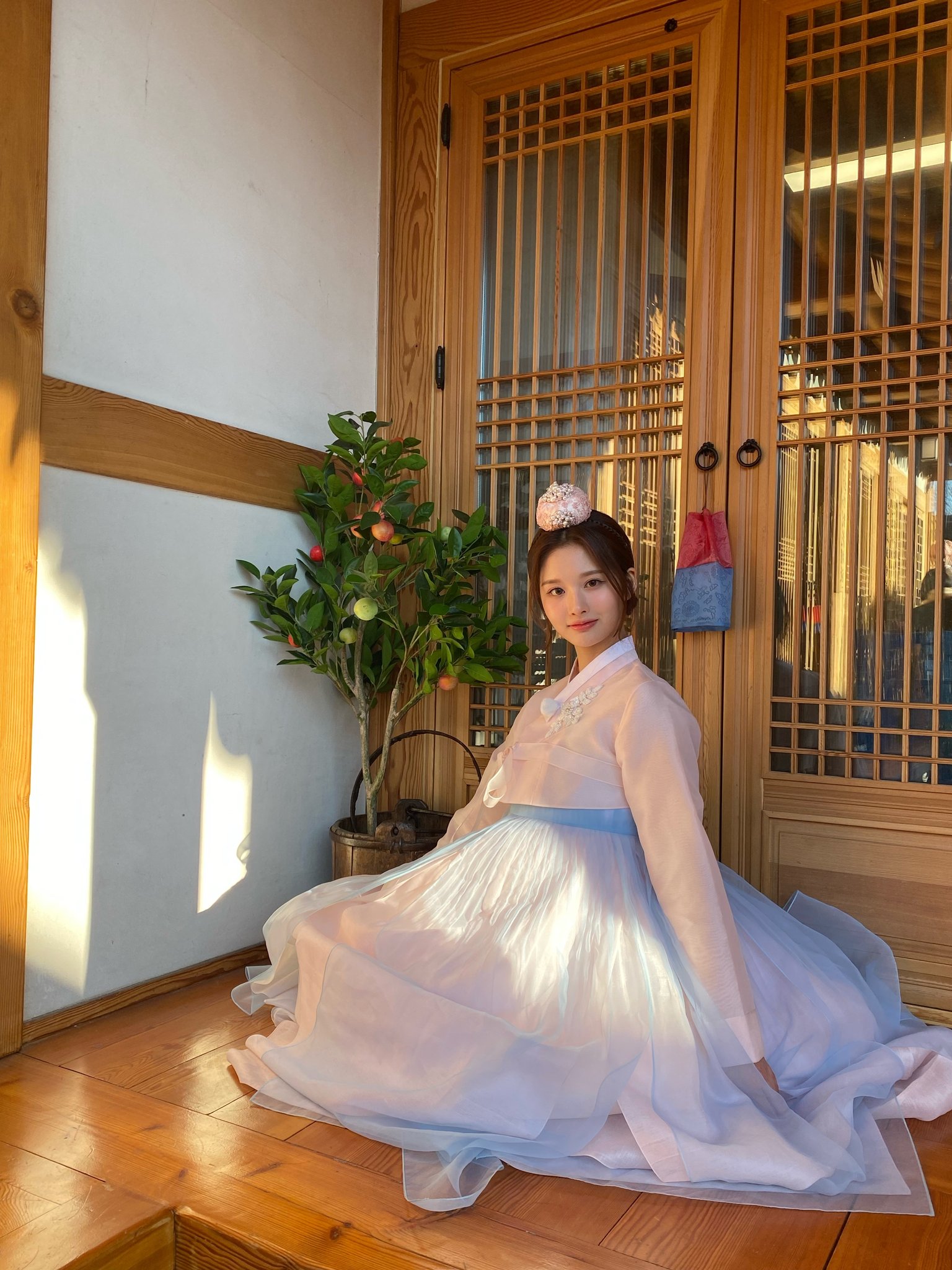 [잡담] 와.. 설윤 한복입었어 | 인스티즈