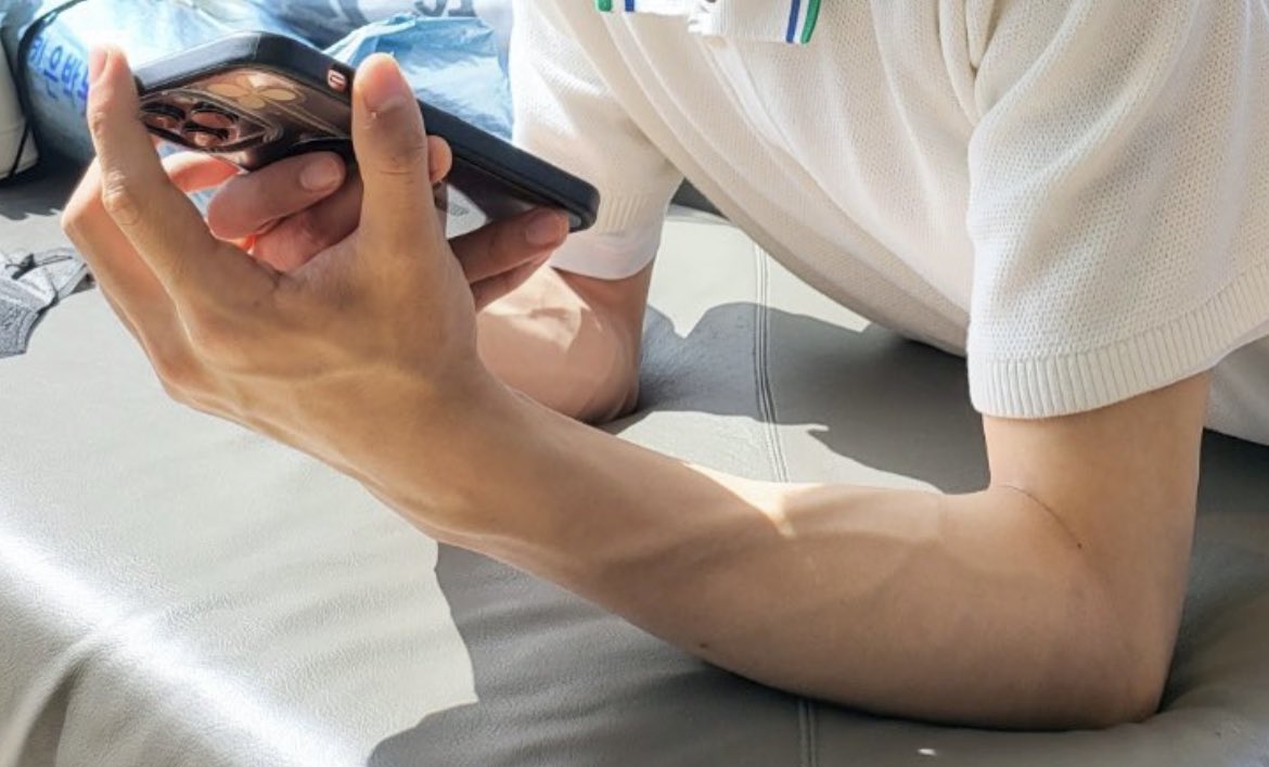[잡담] 밴드오빠들 팔뚝 보는 재미… | 인스티즈