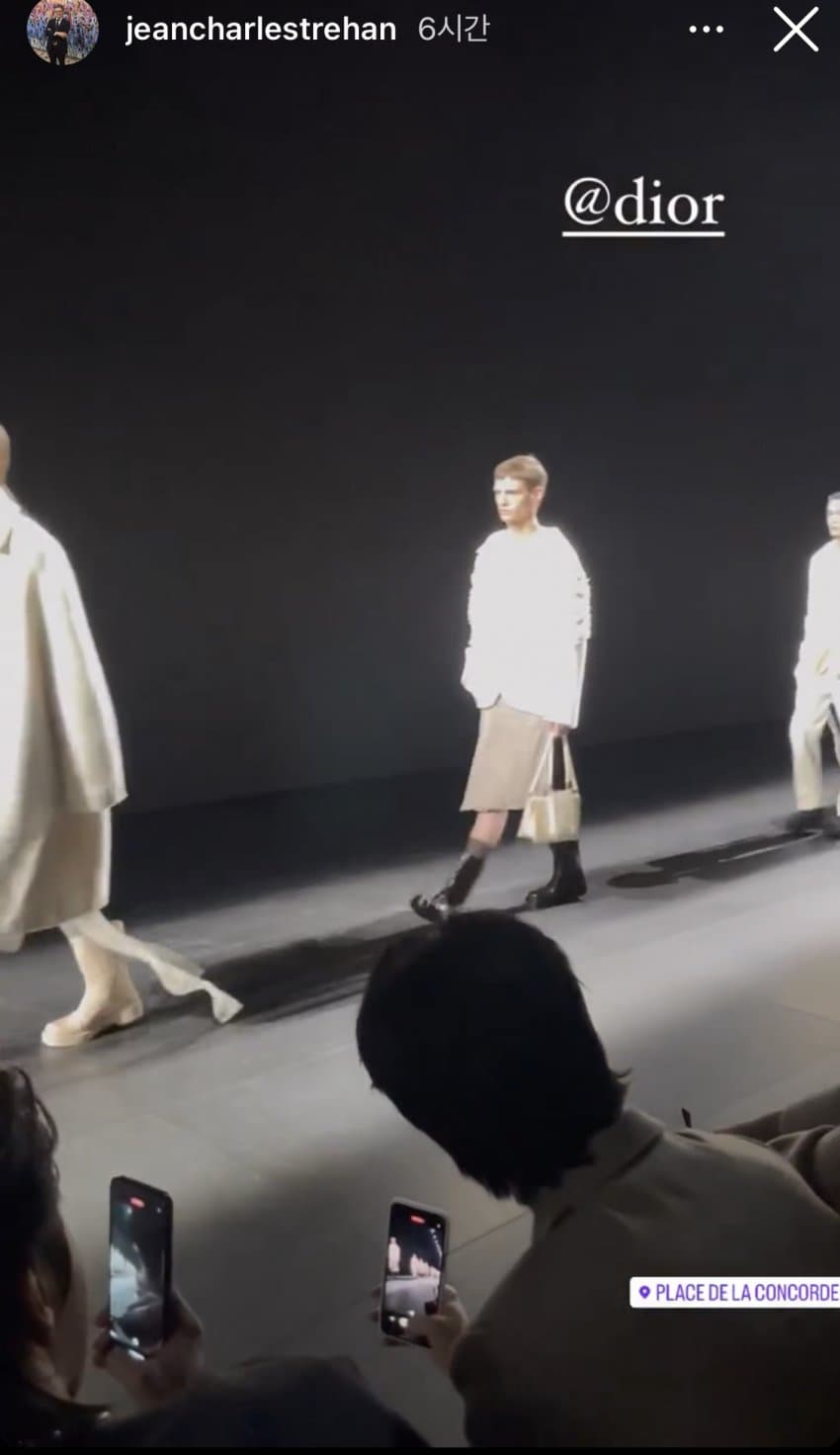 [잡담] 디올쇼에서 흐뭇하게 지민 제이홉 보시던 뒤에 계시던분 | 인스티즈