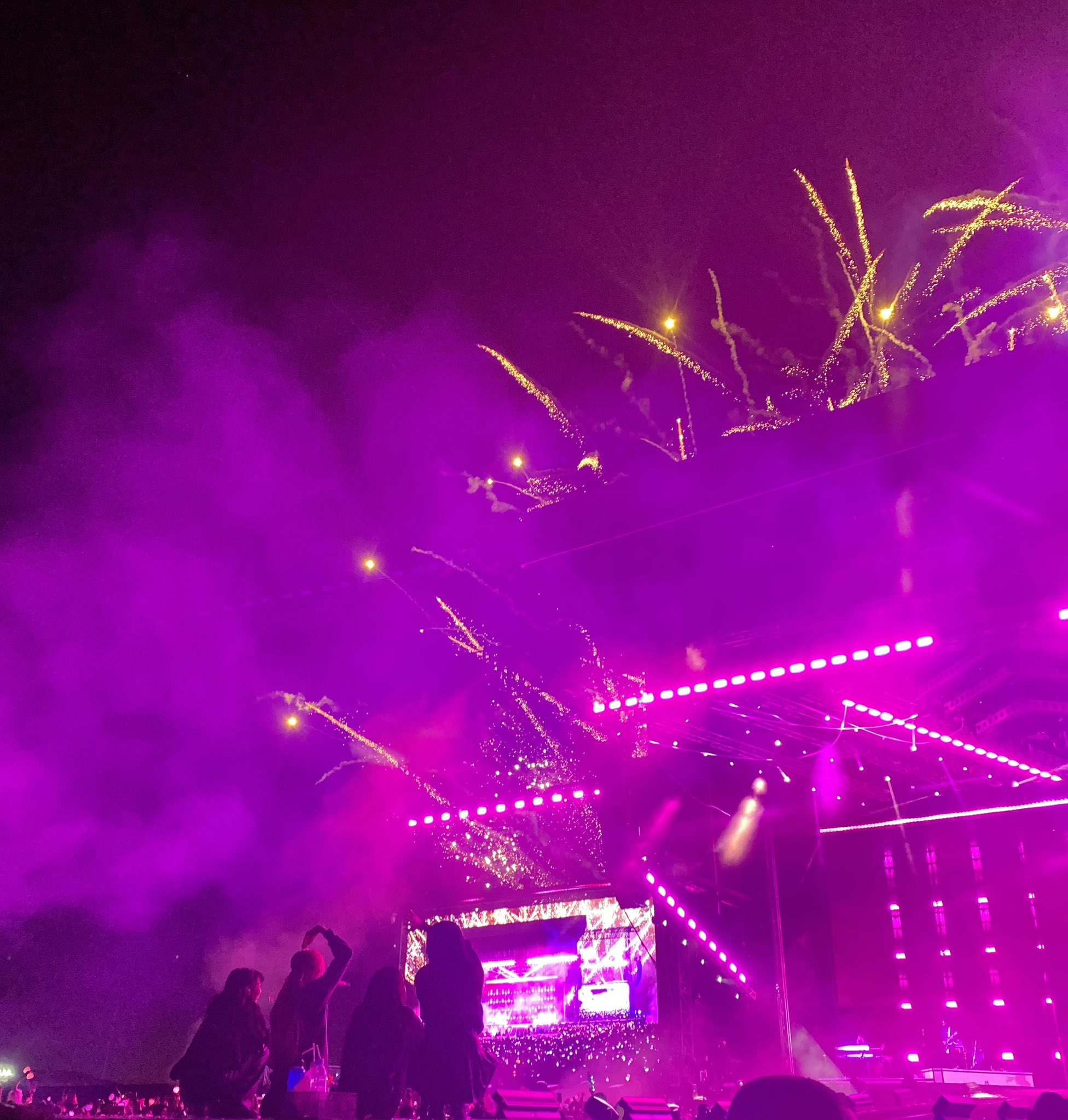 [잡담] 블핑 콘서트 마지막에 모여서 불꽃놀이 보는거 | 인스티즈