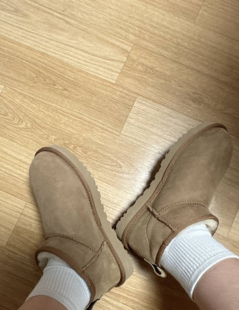 어그 울트라 미니 외국 언니들 사진 보고 너무 사고 싶어서 샀는데 내가 신으니까 너무 구려,,,, 이게 맞나....,,, | 인스티즈