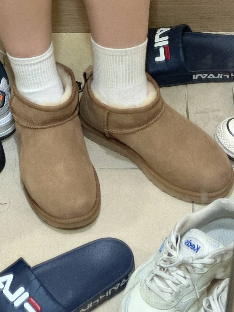 어그 울트라 미니 외국 언니들 사진 보고 너무 사고 싶어서 샀는데 내가 신으니까 너무 구려,,,, 이게 맞나....,,, | 인스티즈