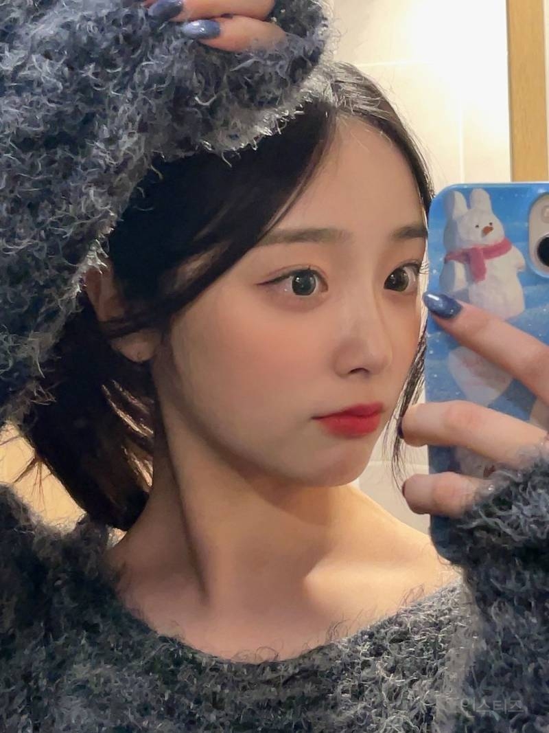 귀여운 휴대폰 케이스에 진심인 듯한 여자 아이돌 | 인스티즈