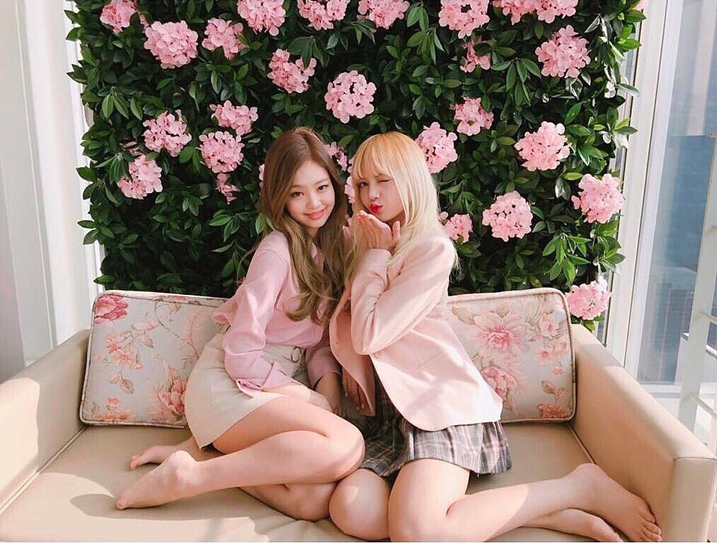 [잡담] 제니 리사 데뷔초 사진봐 완전 어려 | 인스티즈