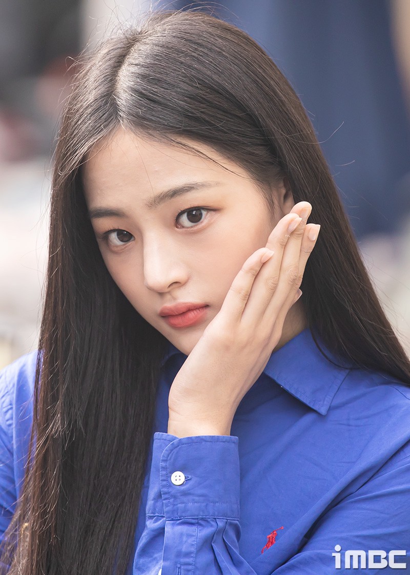 [잡담] 뉴진스 민지 기사짤=팬아저 출근길 레전드 뭐가 더 취향이야?? | 인스티즈