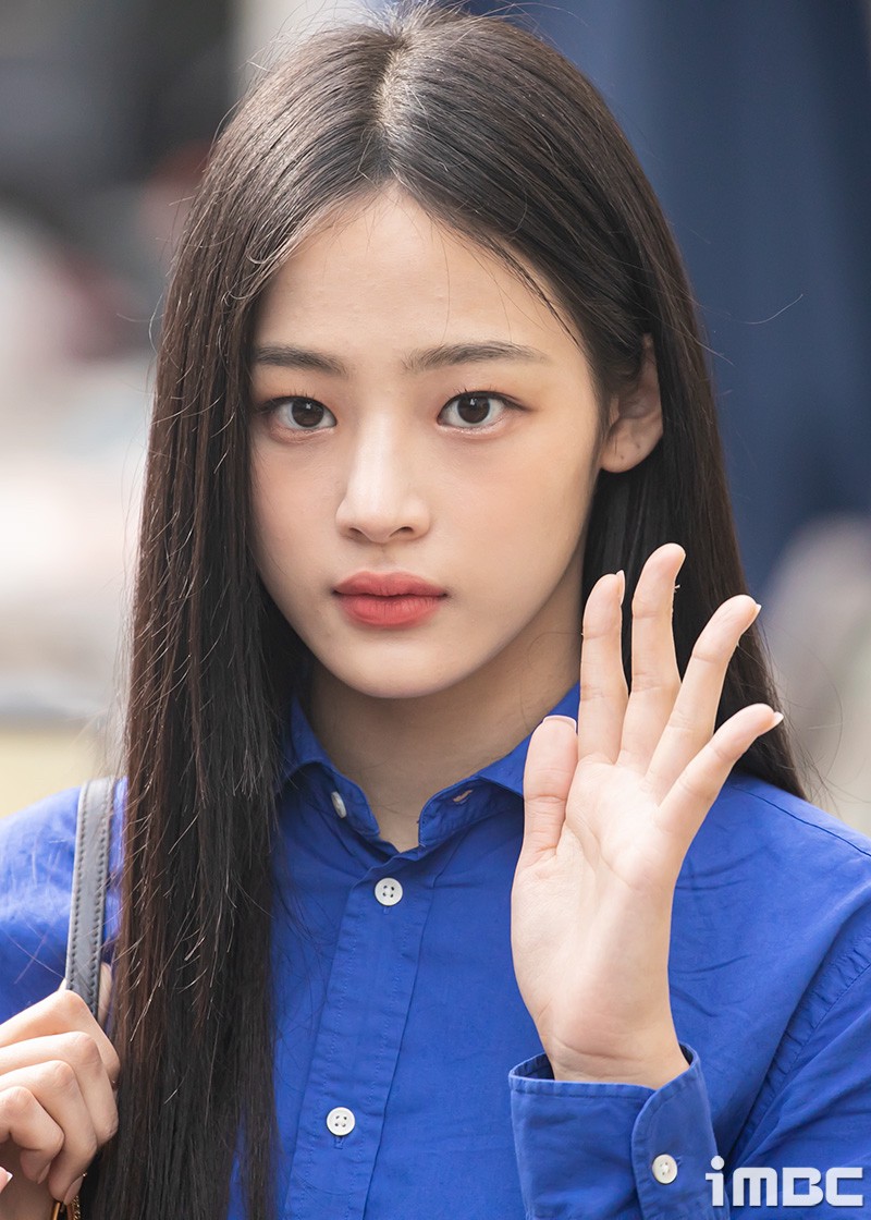 [잡담] 뉴진스 민지 기사짤=팬아저 출근길 레전드 뭐가 더 취향이야?? | 인스티즈