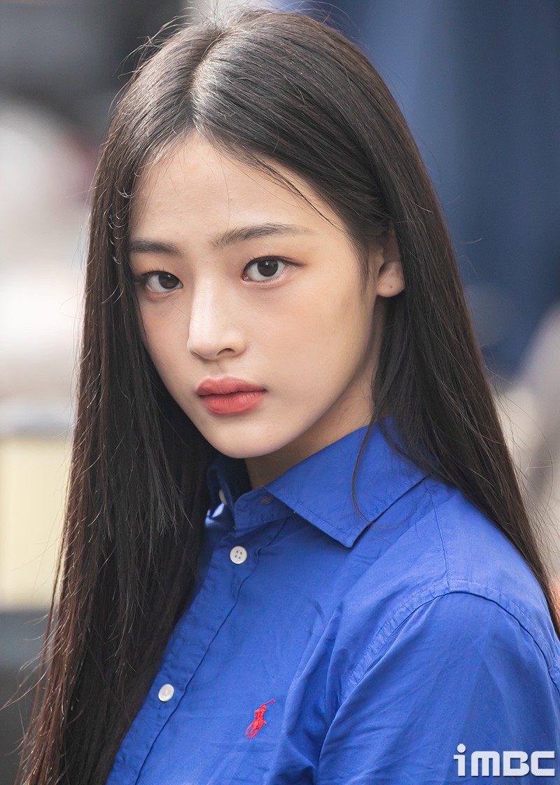 [잡담] 뉴진스 민지 기사짤=팬아저 출근길 레전드 뭐가 더 취향이야?? | 인스티즈
