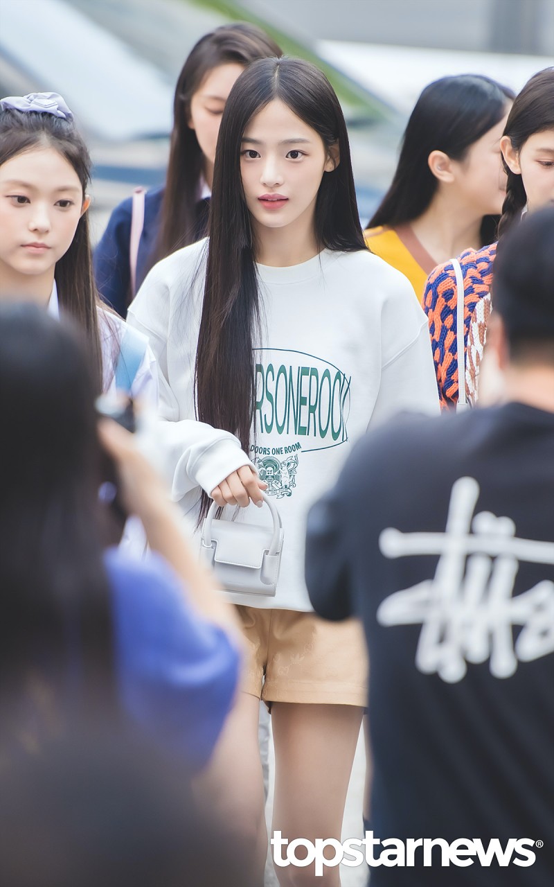 [잡담] 뉴진스 민지 기사짤=팬아저 출근길 레전드 뭐가 더 취향이야?? | 인스티즈