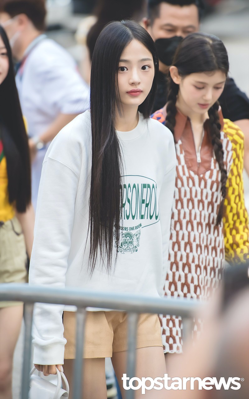 [잡담] 뉴진스 민지 기사짤=팬아저 출근길 레전드 뭐가 더 취향이야?? | 인스티즈