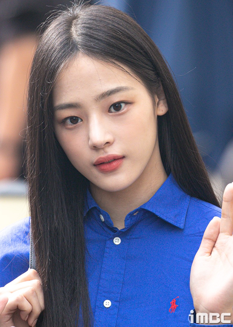 [잡담] 뉴진스 민지 기사짤=팬아저 출근길 레전드 뭐가 더 취향이야?? | 인스티즈