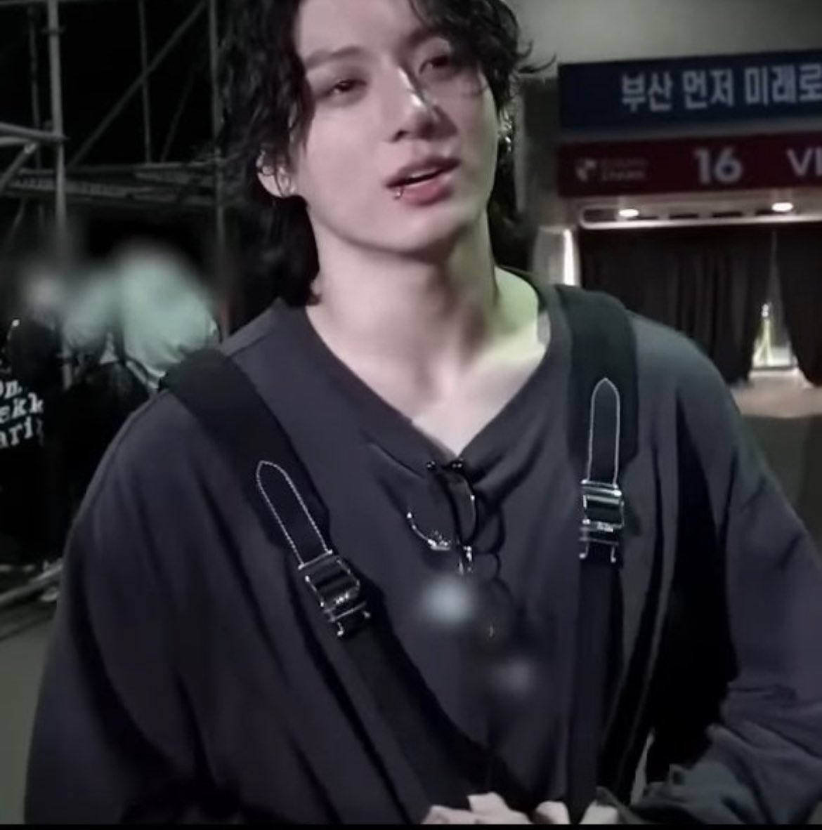 [잡담] 방탄 정국 섹시해서 가방끈이 하네스로 보이는 착각 | 인스티즈