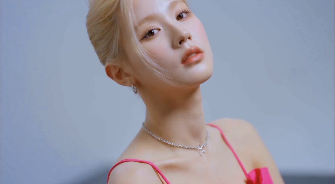 [잡담] 미연이 화보 찍는거 보니까 진짜 안어울리는 컬러가 없는거같다 | 인스티즈