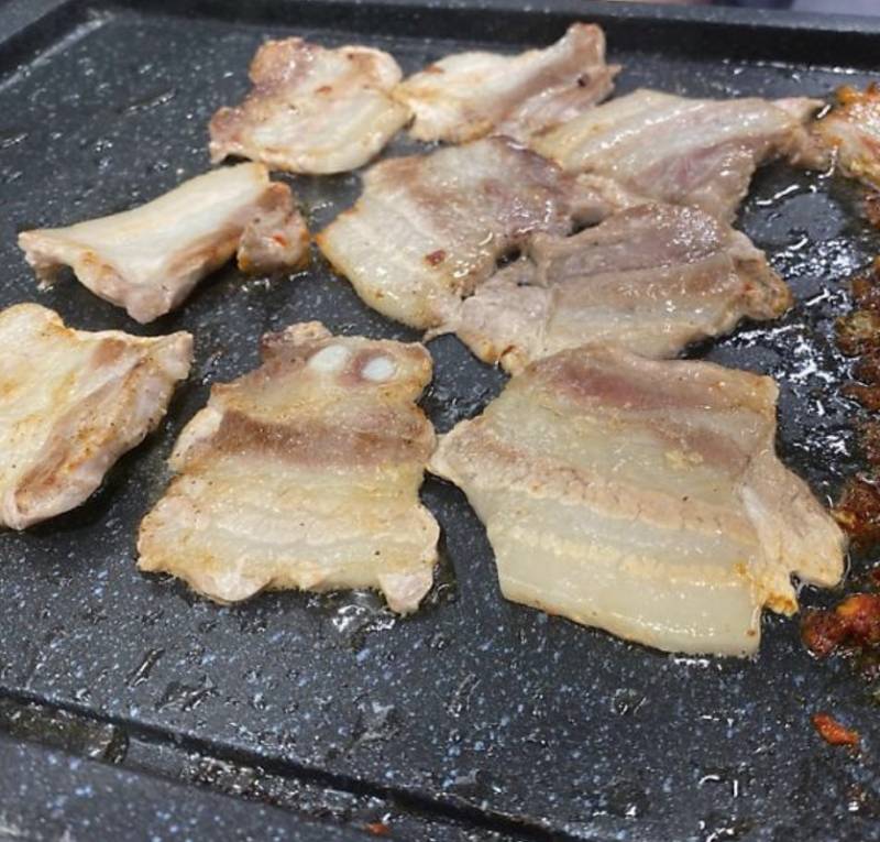 난 삼겹살 바짝 안구우면 안익어서 배 아플거같은데 이 정도만 구워도 된다고? | 인스티즈