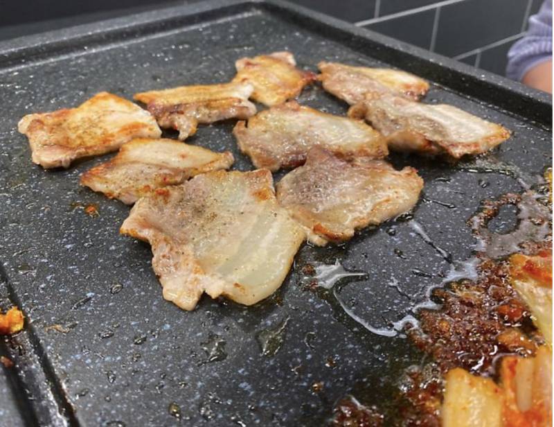 난 삼겹살 바짝 안구우면 안익어서 배 아플거같은데 이 정도만 구워도 된다고? | 인스티즈