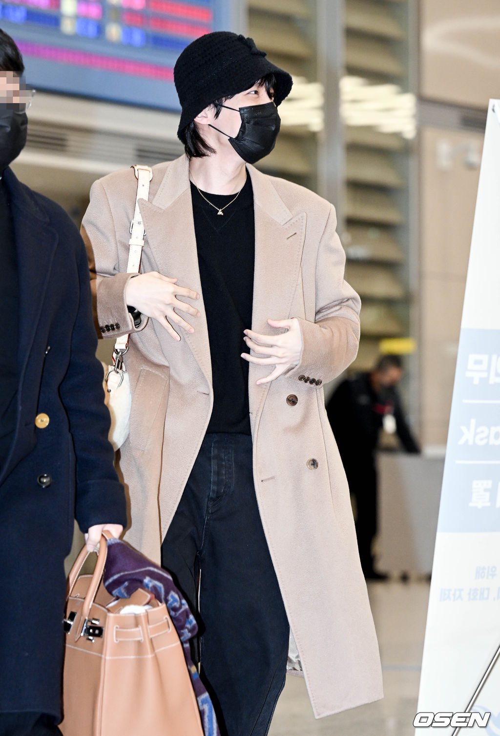 [잡담] 방탄 제이홉 루이비통백과 에르메스 버킨을 동시에 들고 다니는 남자 | 인스티즈