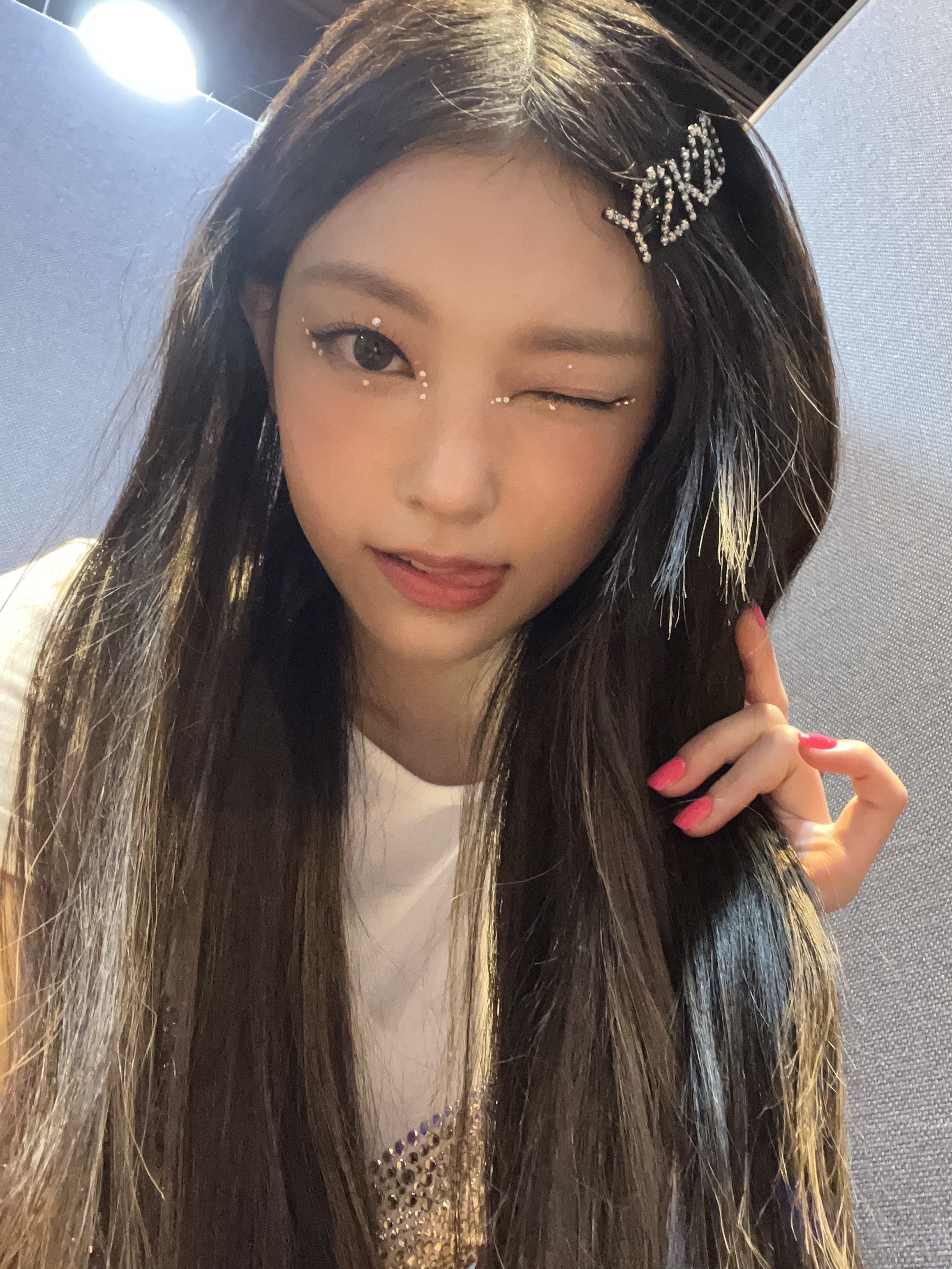 [잡담] 해린은 이 얼굴로 셀카도 잘 찍네... | 인스티즈